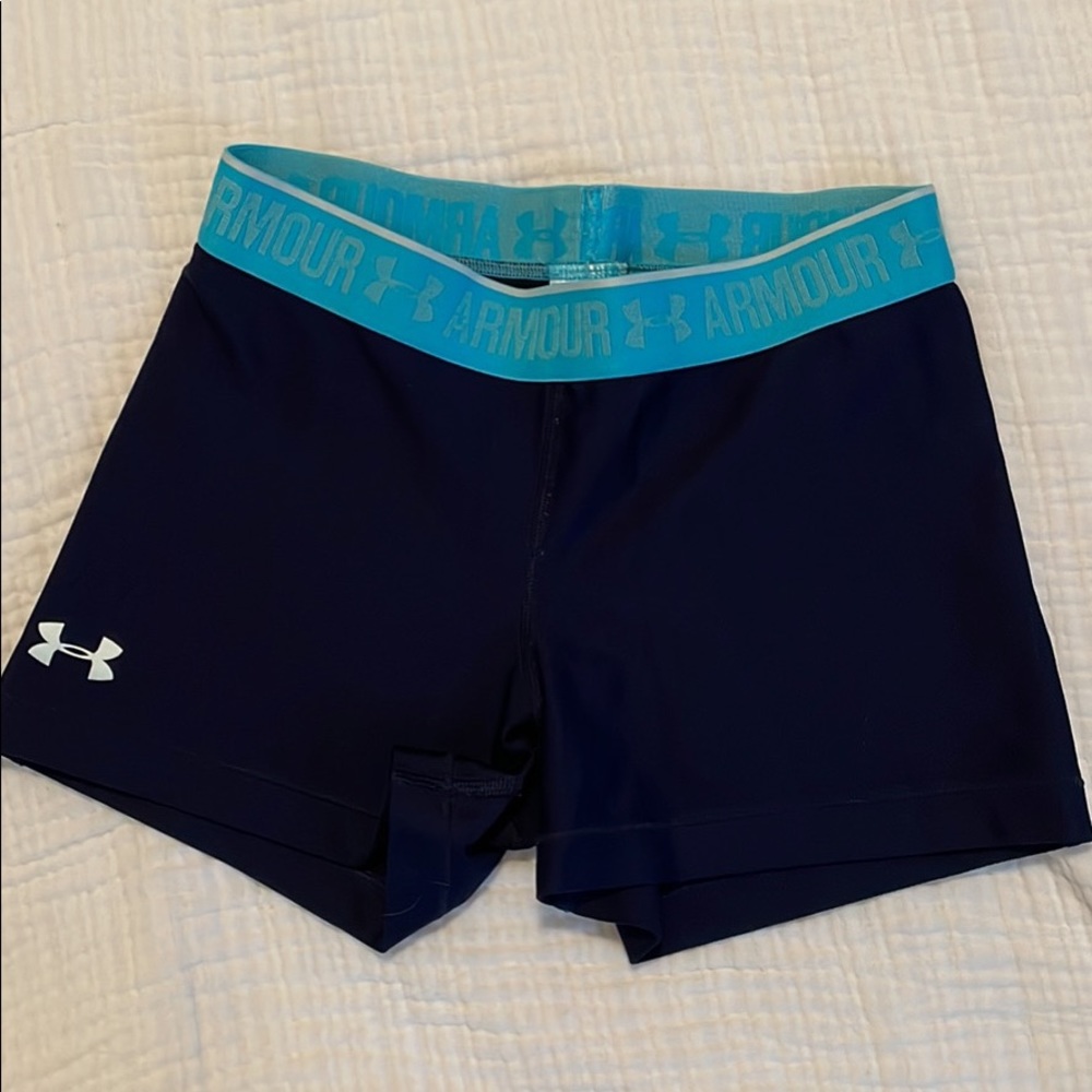 size medium. womens under armor shorts. elastic band. 2.5” inseam